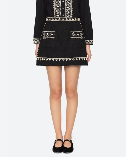 白色菱形小花刺繡蕾絲短裙